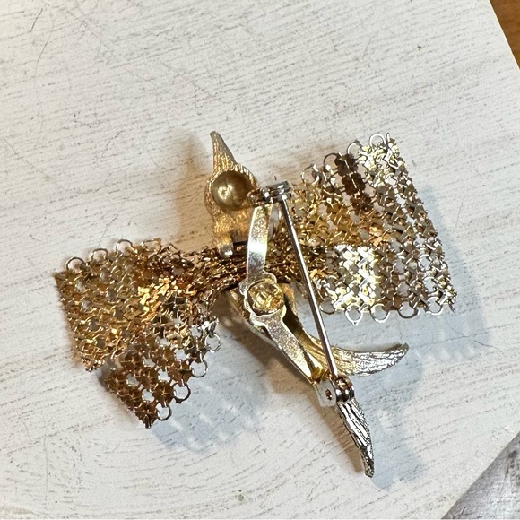 Vintage Metal Mesh Wing Gold Tone Bird Intricate Brooch - Picture 5 of 5